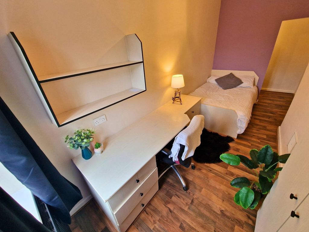 Additional image 4 of 6 bed flat to rentHolly Bank, Leeds LS6
