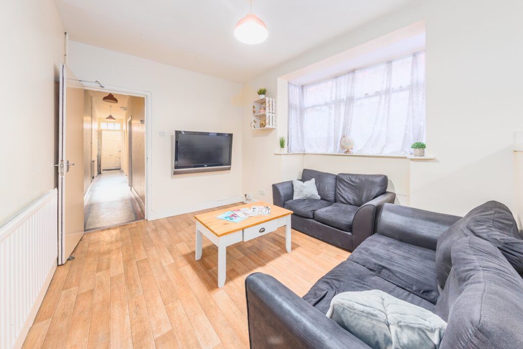 6 bed terraced house to rentFosse Road South, Leicester LE3