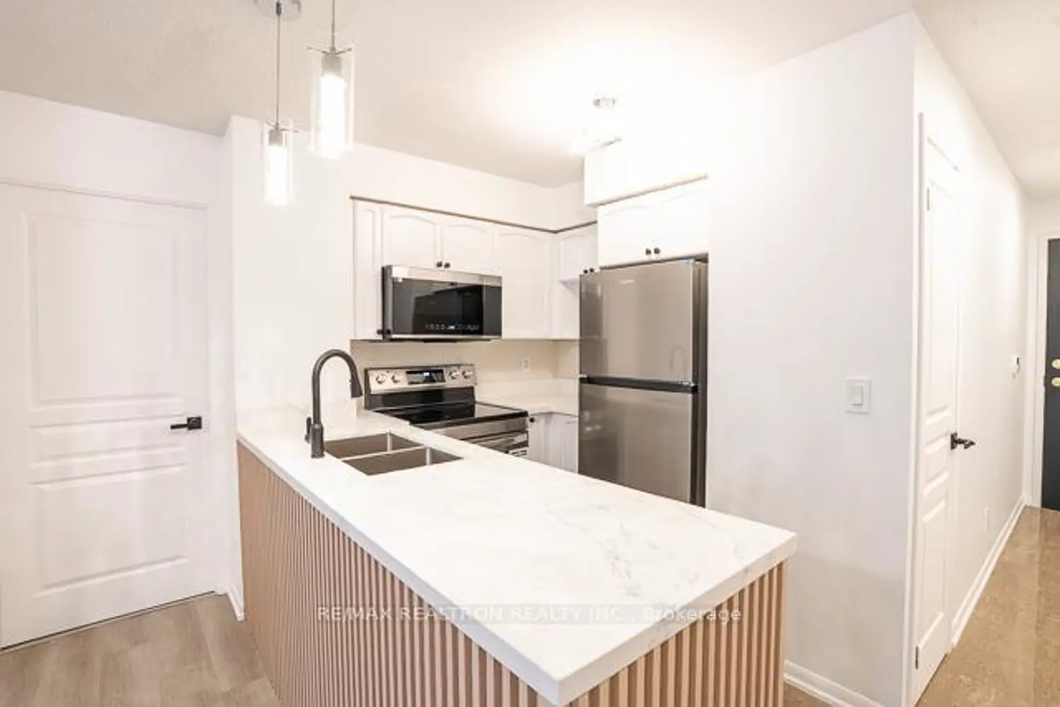 Additional image 2 of 18 Yonge Street 808