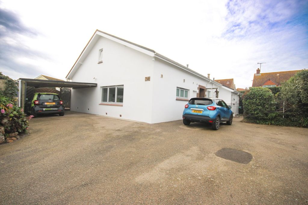 3 bed semi-detached house to rentLa Rue De La Lourderie, St Clement JE2