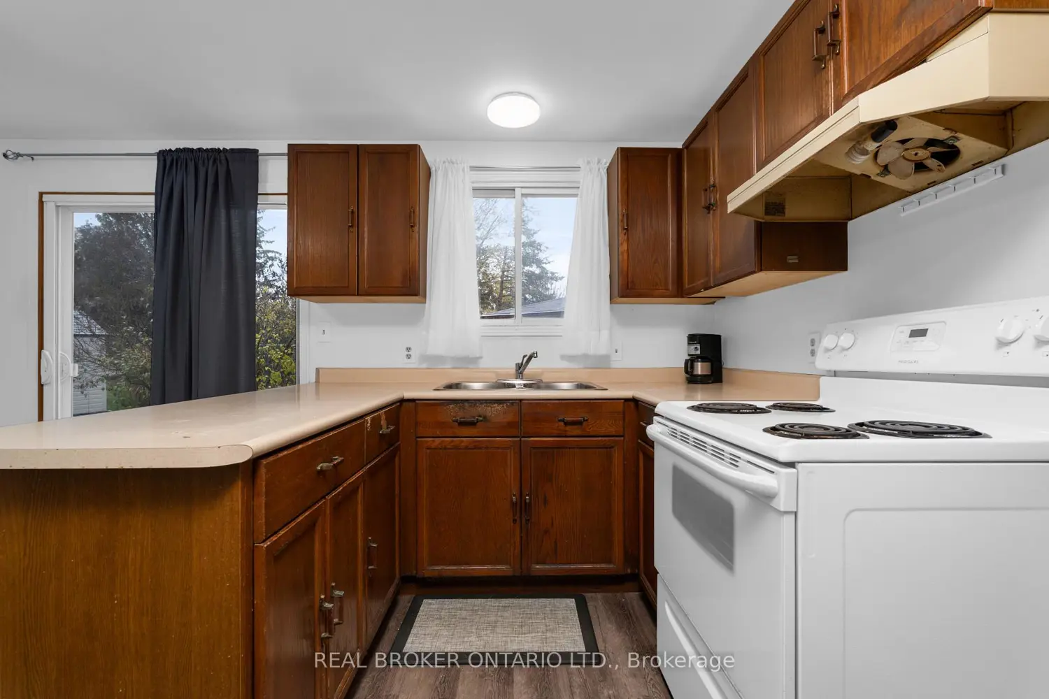8 Maple Leaf Terrace photo 3