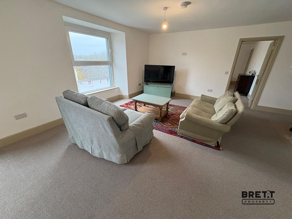 Additional image 2 of 3 bed flat to rentFlat 3, 27 Main Street, Pembroke, Pembrokeshire. SA71