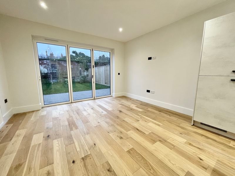 Additional image 5 of 4 bed semi-detached house to rentThe Curve, Welholme Avenue, Grimsby DN32