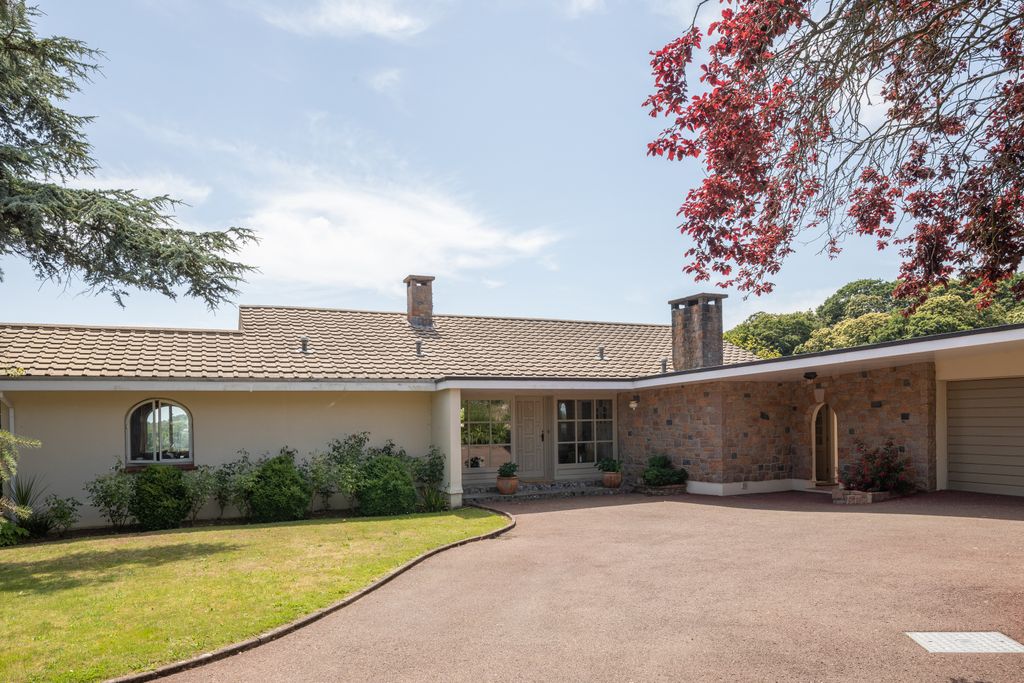 Additional image 2 of 5 bed detached house to rentLe Petit Catillon, Grouville, Jersey JE3