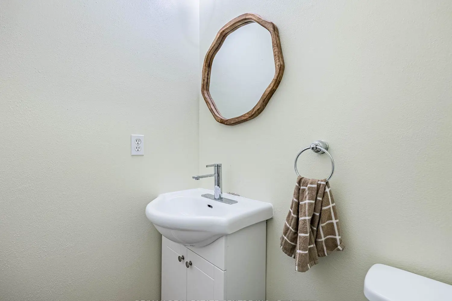 Additional image 9 of 49 Rhonda Road 121