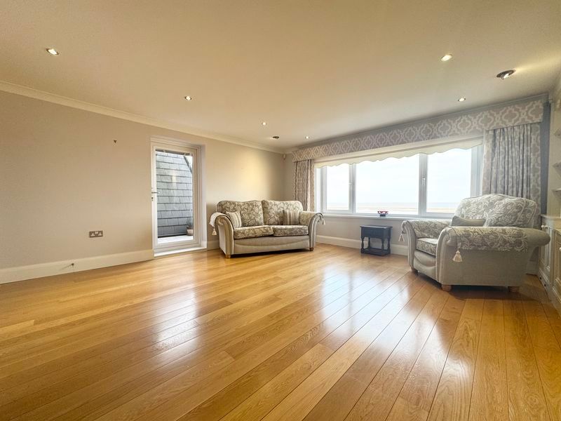 3 bed flat to rentThe Waterfront, Cleethorpes DN35 photo 3