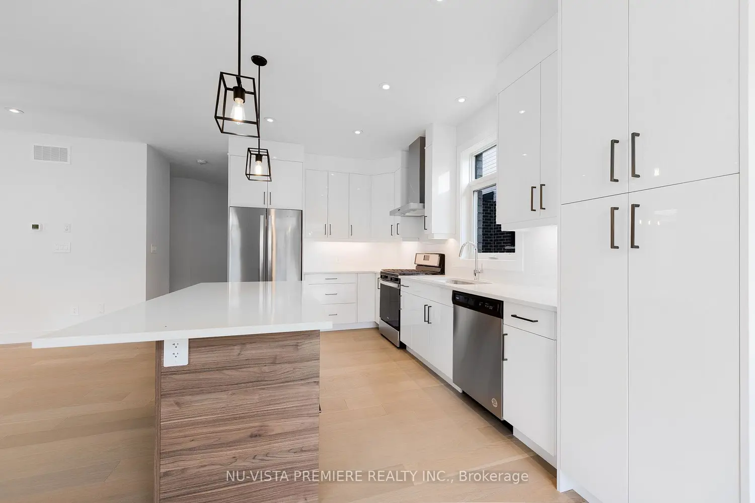 1689 Brayford Avenue photo 4