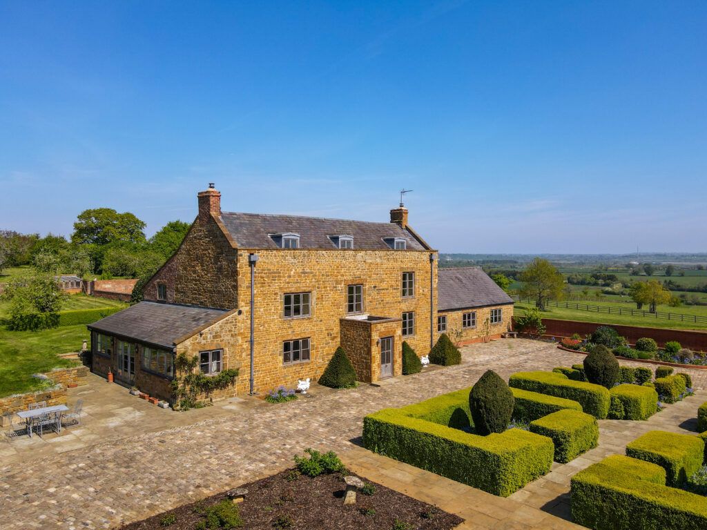 5 bed detached house to rentBluebell Farm, Farnborough, Oxfordshire OX17