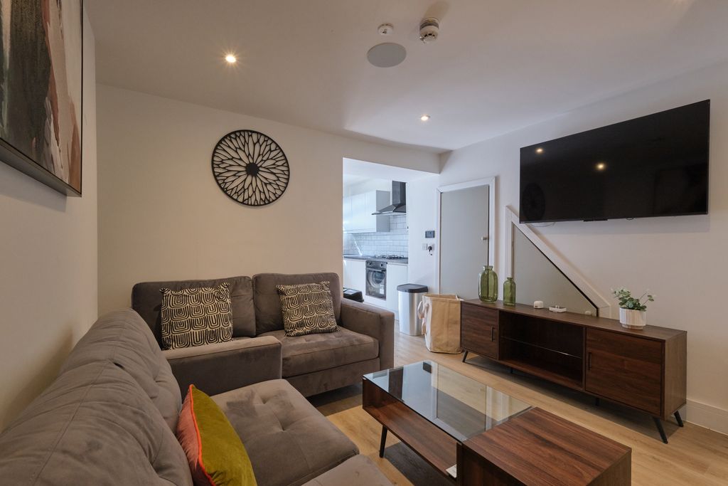 8 bed shared accommodation to rentMansel Street, Swansea SA1 photo 2