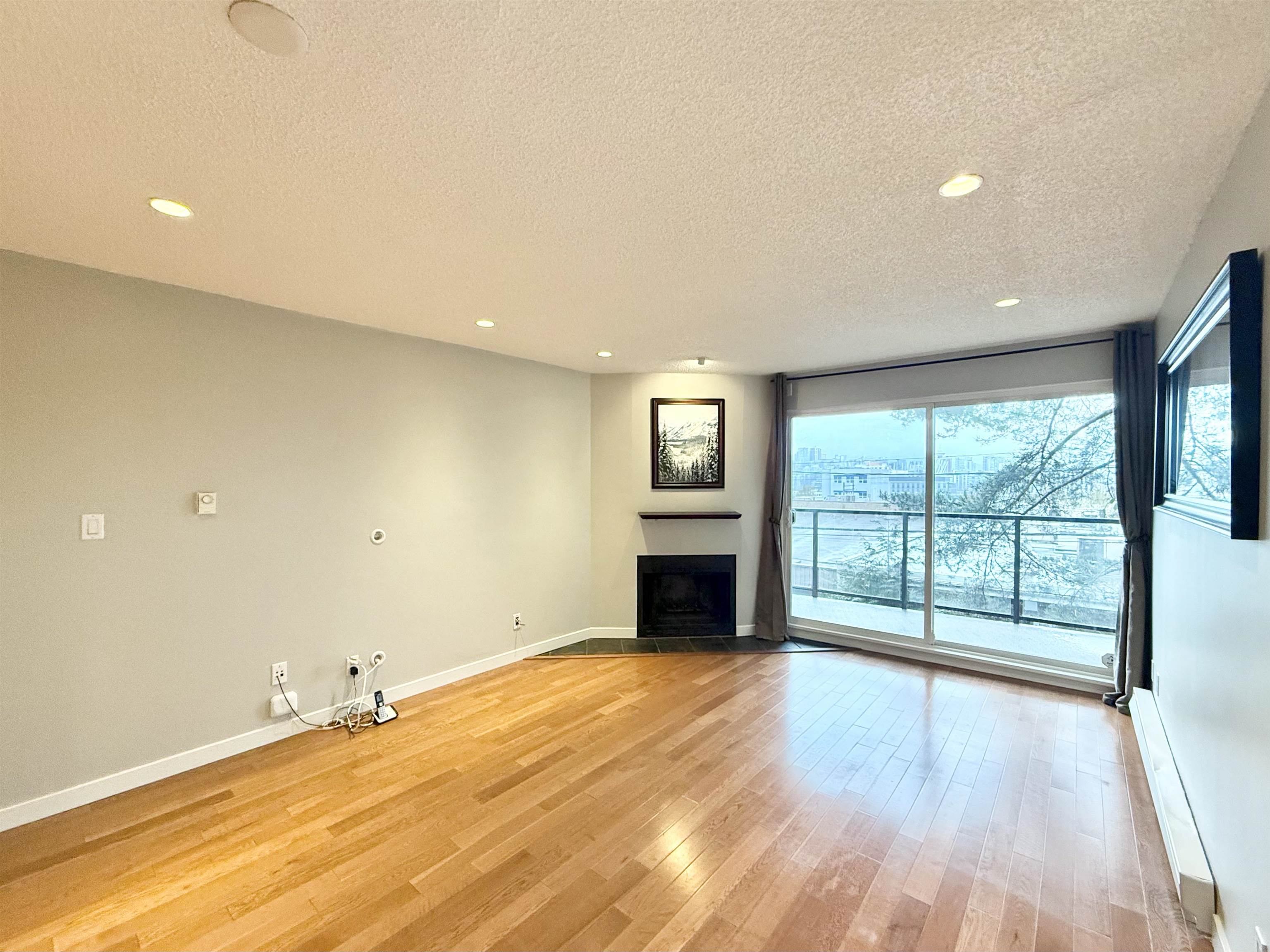 203-111 10th W , Vancouver, BC, V5Y 1R7