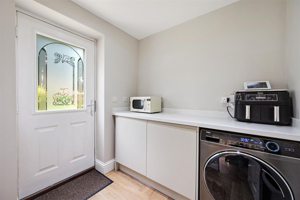 Additional image 26 of 6 bed detached house to rentAspen Drive, Scarcroft, Leeds LS14