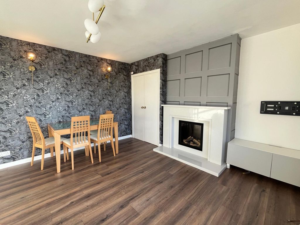 3 bed flat to rentEdinburgh EH10 photo 3