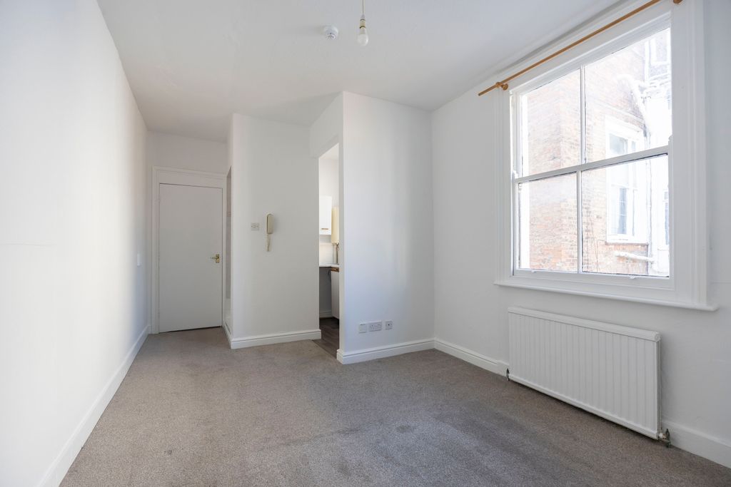 Additional image 4 of Studio to rentSuffolk Square, Cheltenham GL50