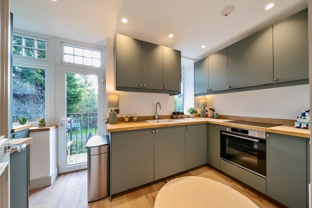 Additional image 3 of 3 bed flat to rentTewit Well Road, Harrogate HG2