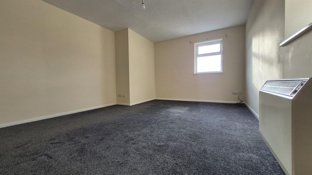 Additional image 3 of 2 bed flat to rentMain Street, Pembroke SA71