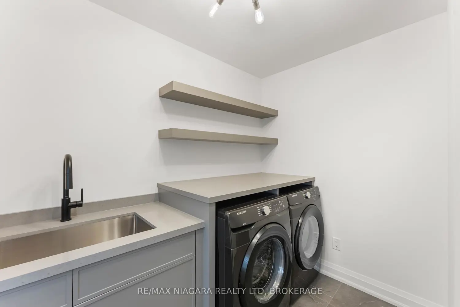 2864 Arrowsmith Court photo 2
