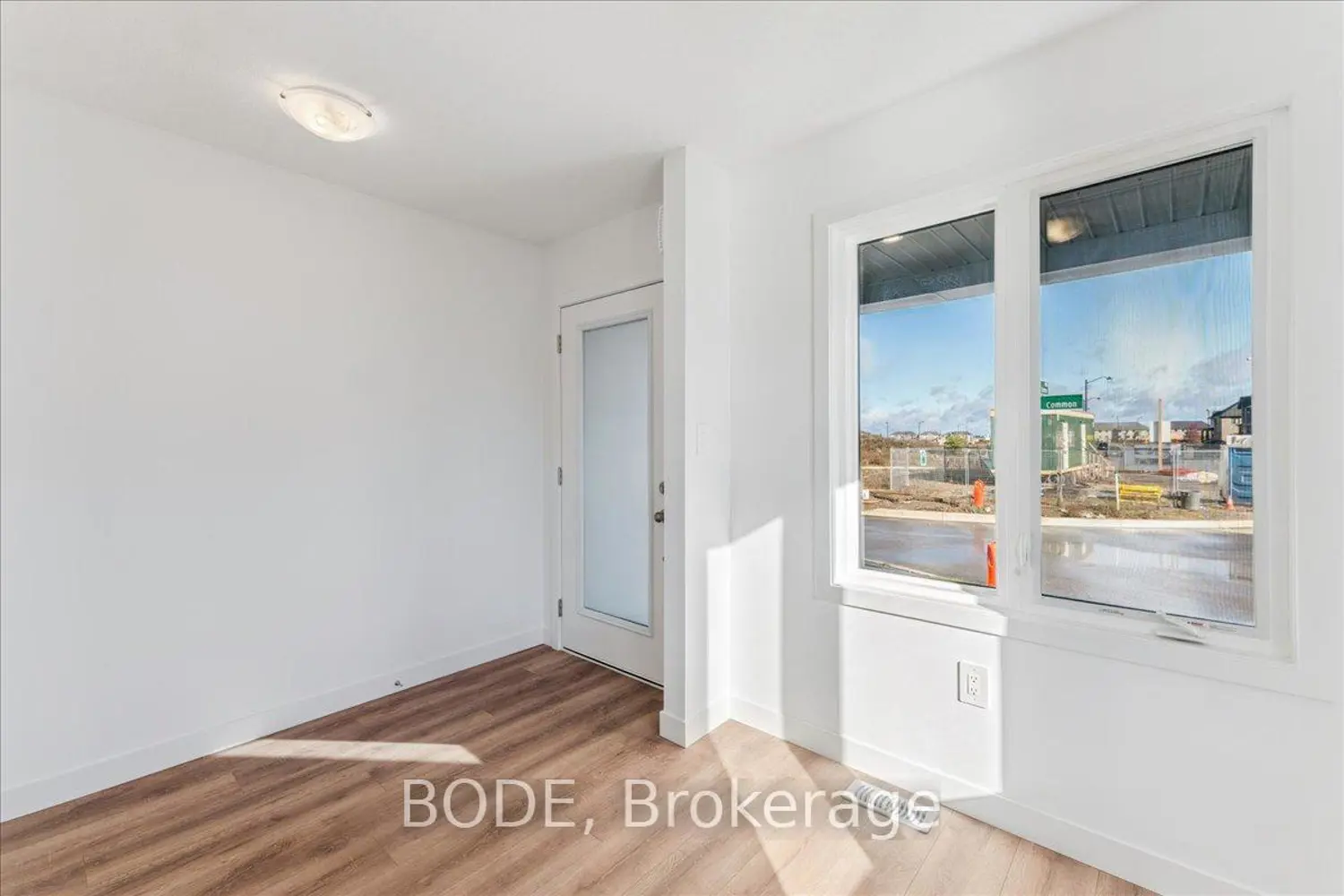 Additional image 3 of 5 Pin Oak Common