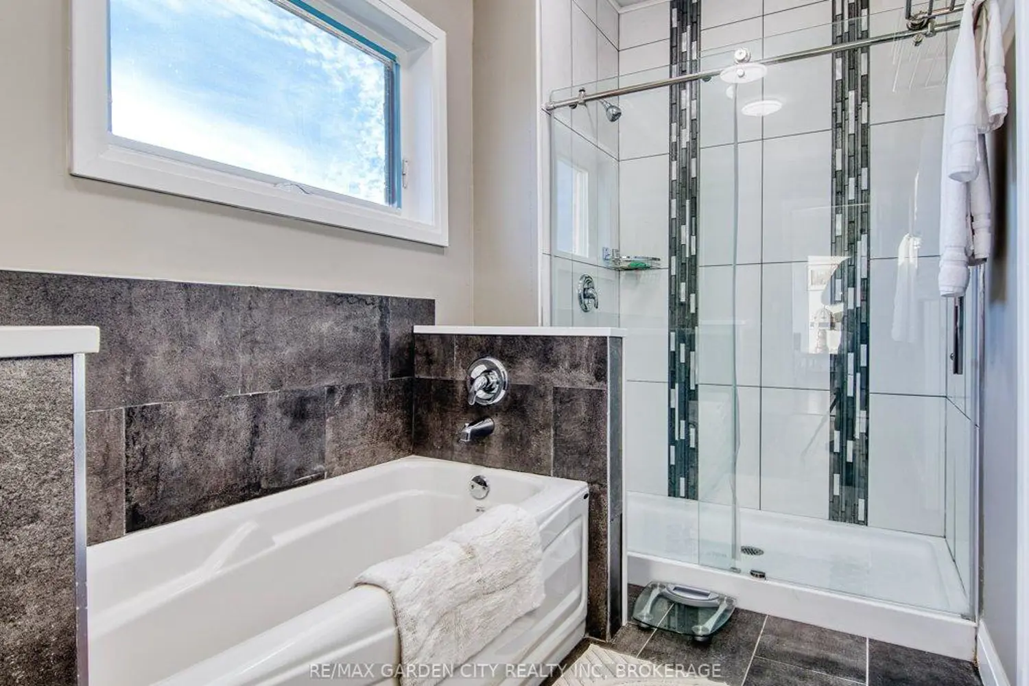 Additional image 6 of 2400 Effingham Street