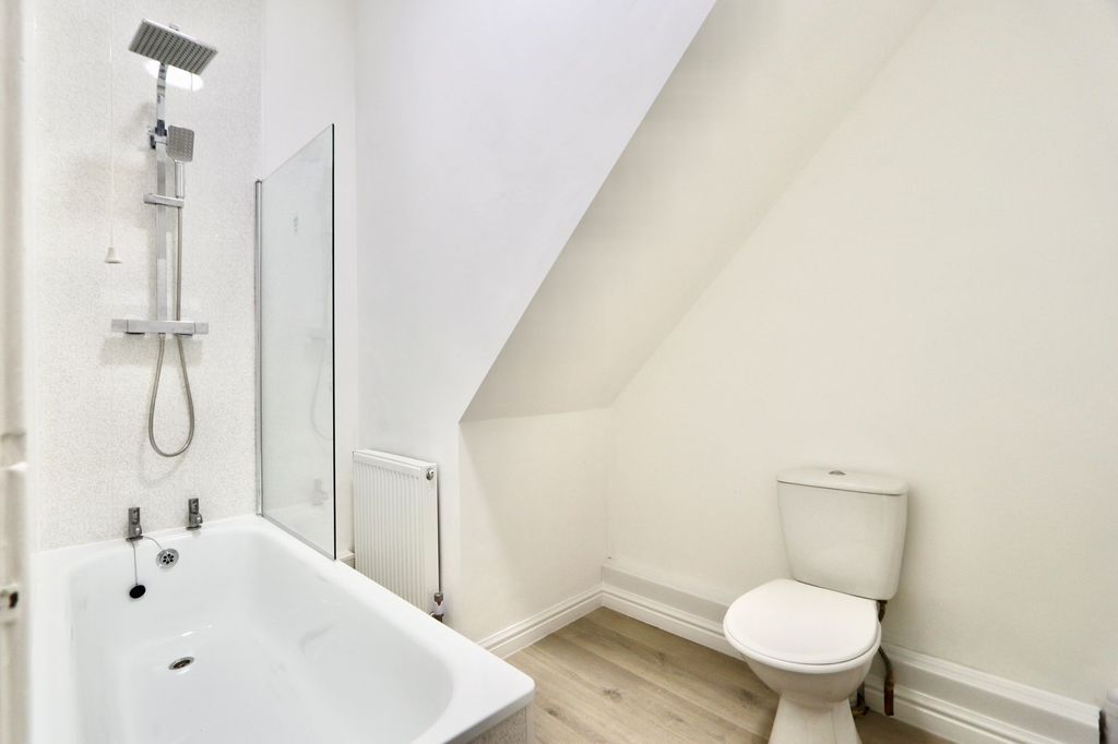 2 bed flat to rent46 High St, Fleur-De-Lis NP12 photo 3