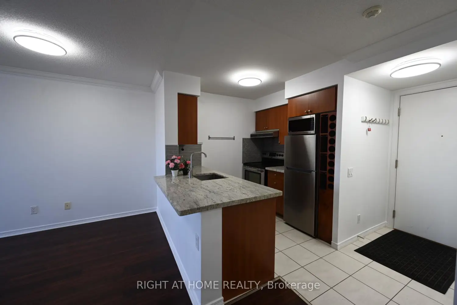 Additional image 11 of 61 Heintzman Street 910