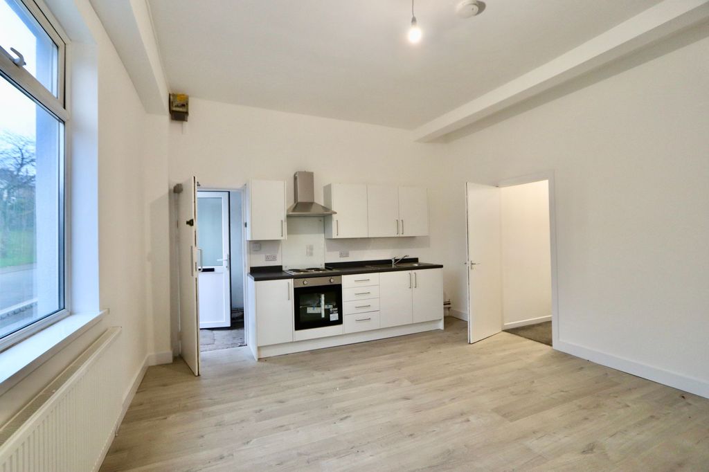 2 bed flat to rent46 High St, Fleur-De-Lis NP12 photo 2