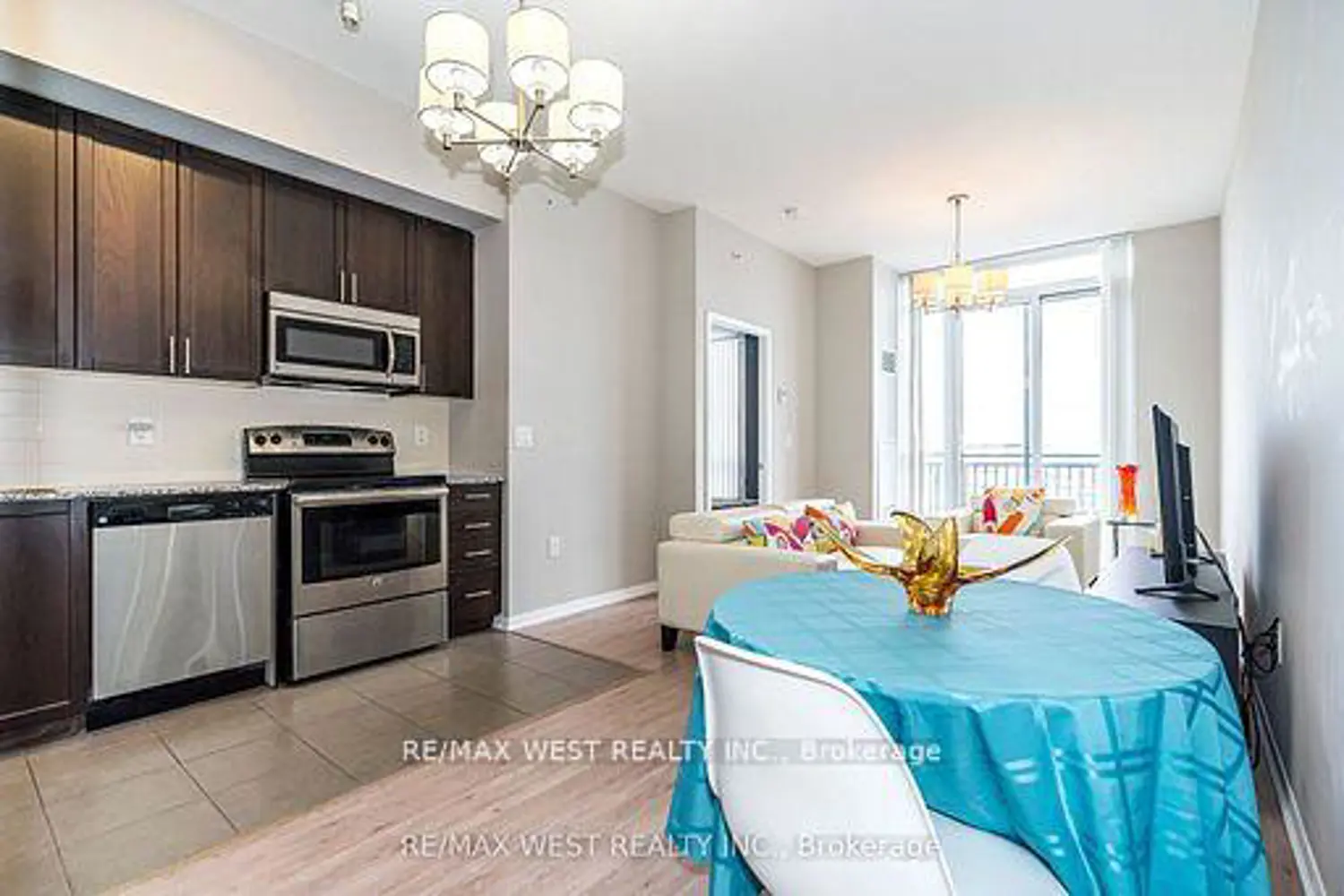 Additional image 4 of 830 Lawrence Avenue 830