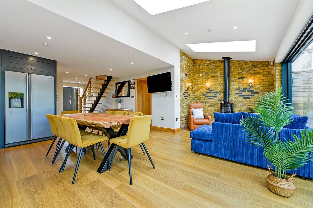 Additional image 2 of 4 bed semi-detached house to rentLuker Avenue, Henley-On-Thames, Oxfordshire RG9