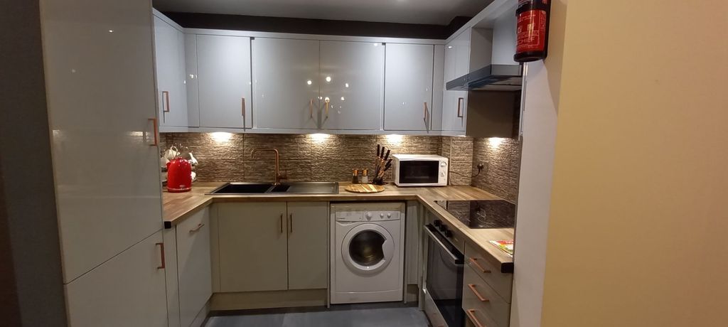 2 bed flat to rentPriory Place, Coventry CV1 photo 4