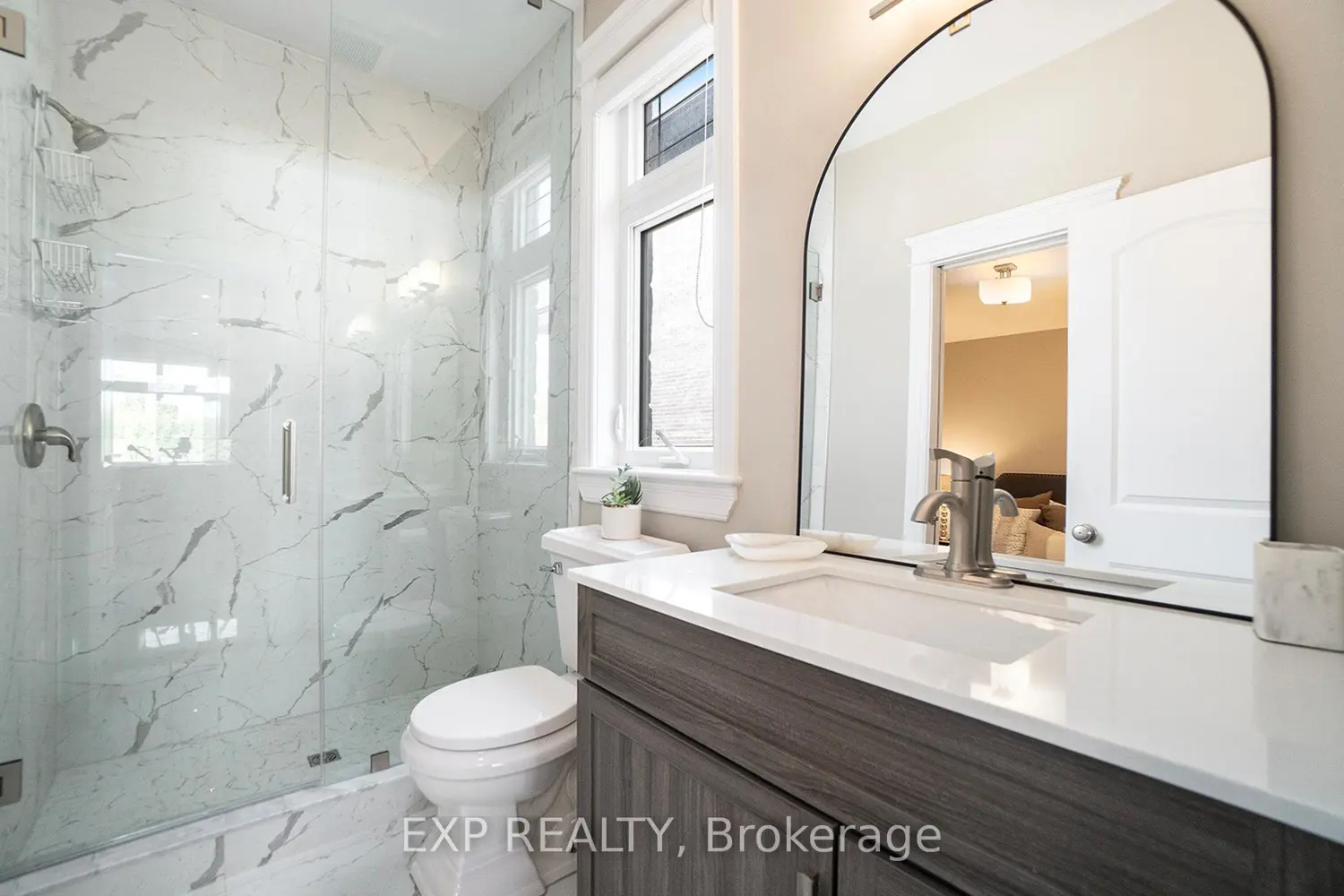 450 Lockmaster Crescent photo 3