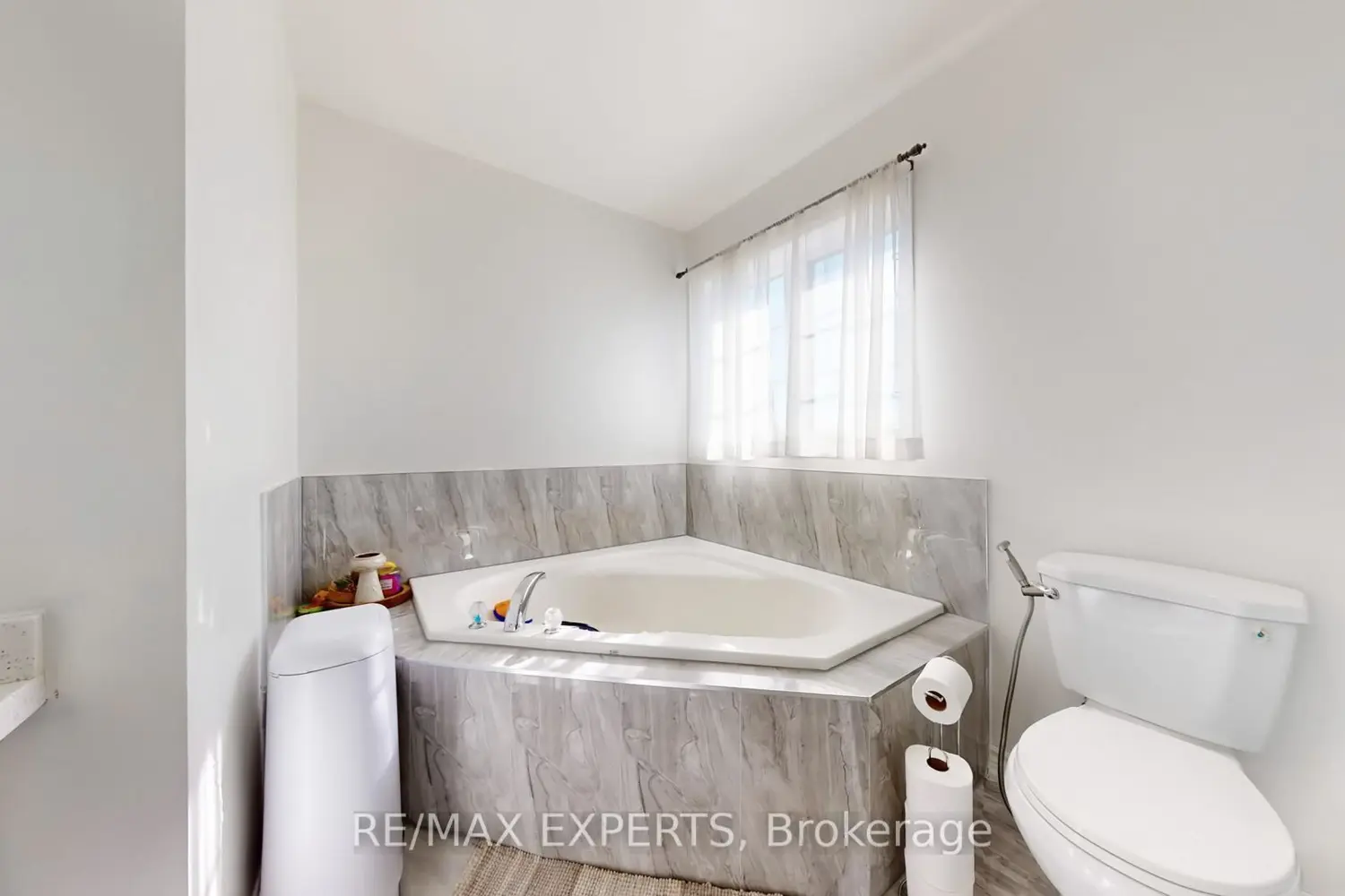 Additional image 10 of 2 Personna Circle