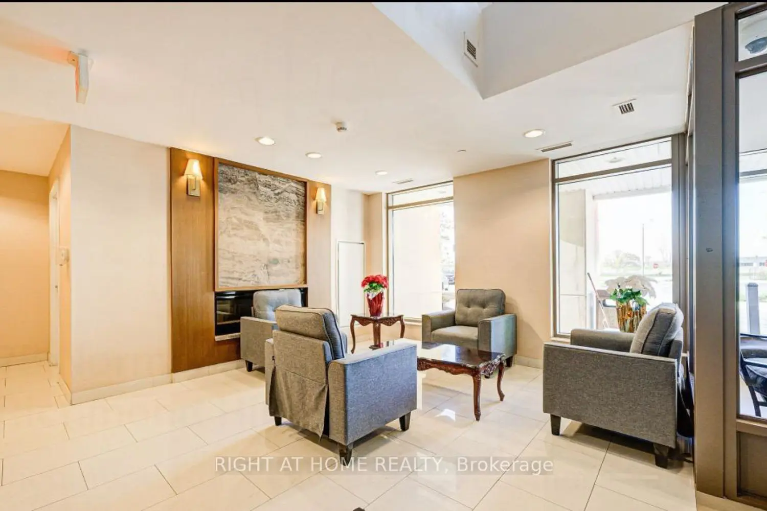 75 Norman Bethune Avenue 221 photo 3