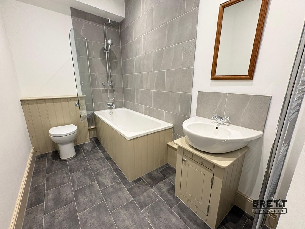 Additional image 7 of 2 bed flat to rentFlat 2, 27 Main Street, Pembroke, Pembrokeshire. SA71