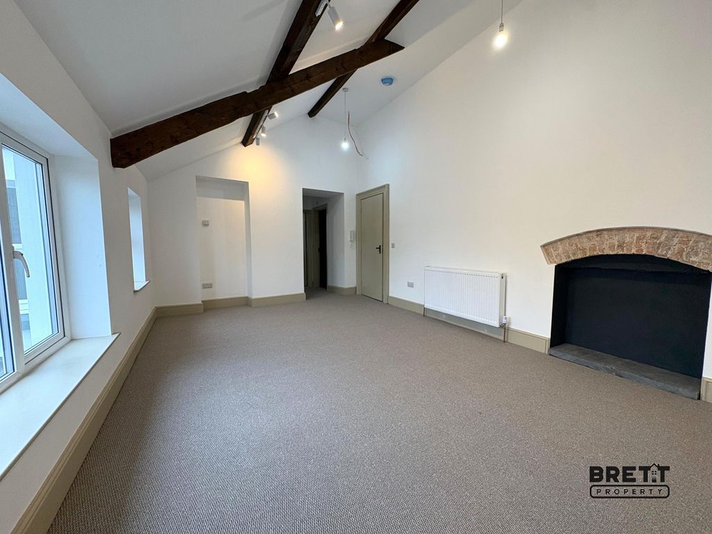2 bed flat to rentFlat 2, 27 Main Street, Pembroke, Pembrokeshire. SA71