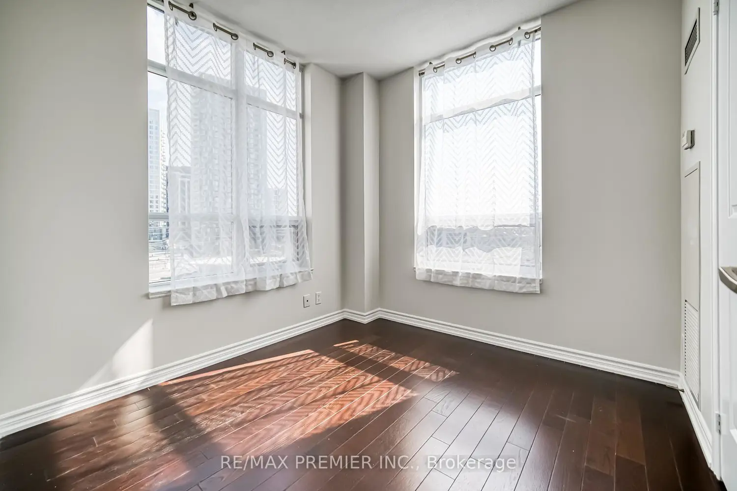 Additional image 19 of 9225 Jane Street 614