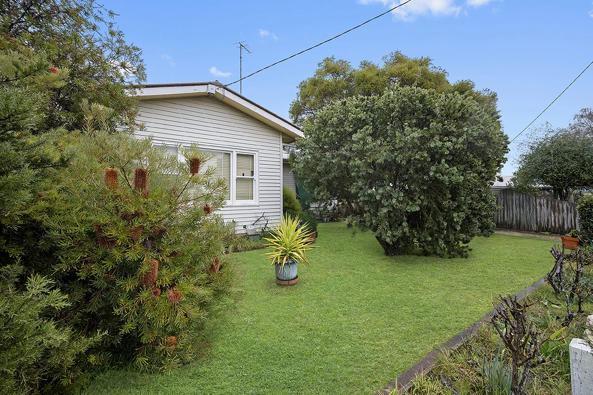 13 Roberts Street, Hamilton VIC 3300