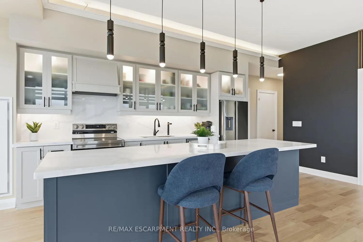 Additional image 4 of 550 North Service Road 1404