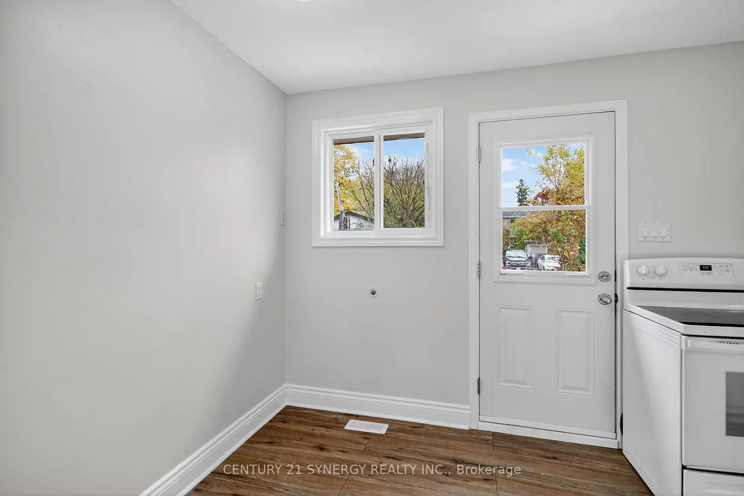 928 Meadowlands Drive photo 5
