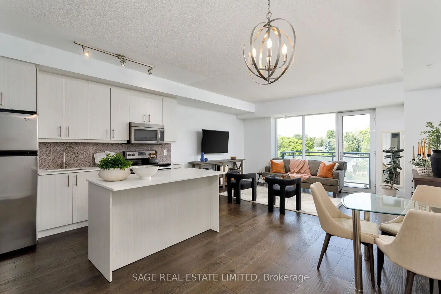 760 The Queensway 401