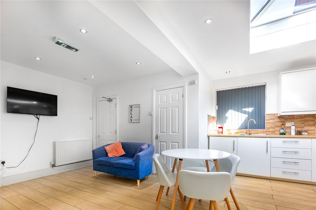 Additional image 4 of 6 bed semi-detached house to rentHelmdon Crescent, Northampton NN2