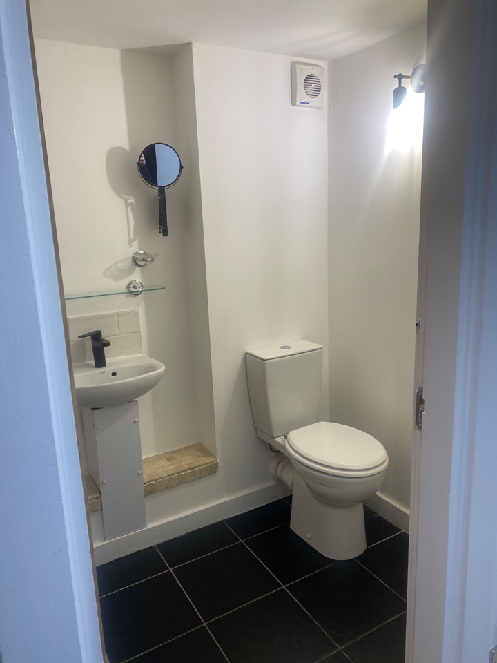 Additional image 4 of 3 Bed Flat, Room In, EH8, N1 7GU