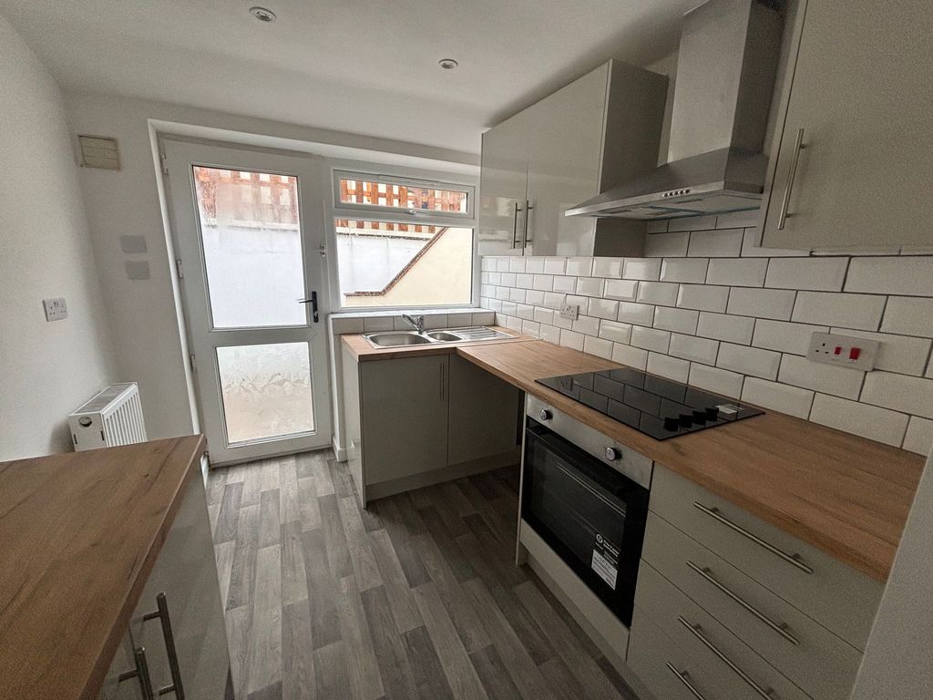 2 bed terraced house to rentBedw Road, Bedlinog CF46
