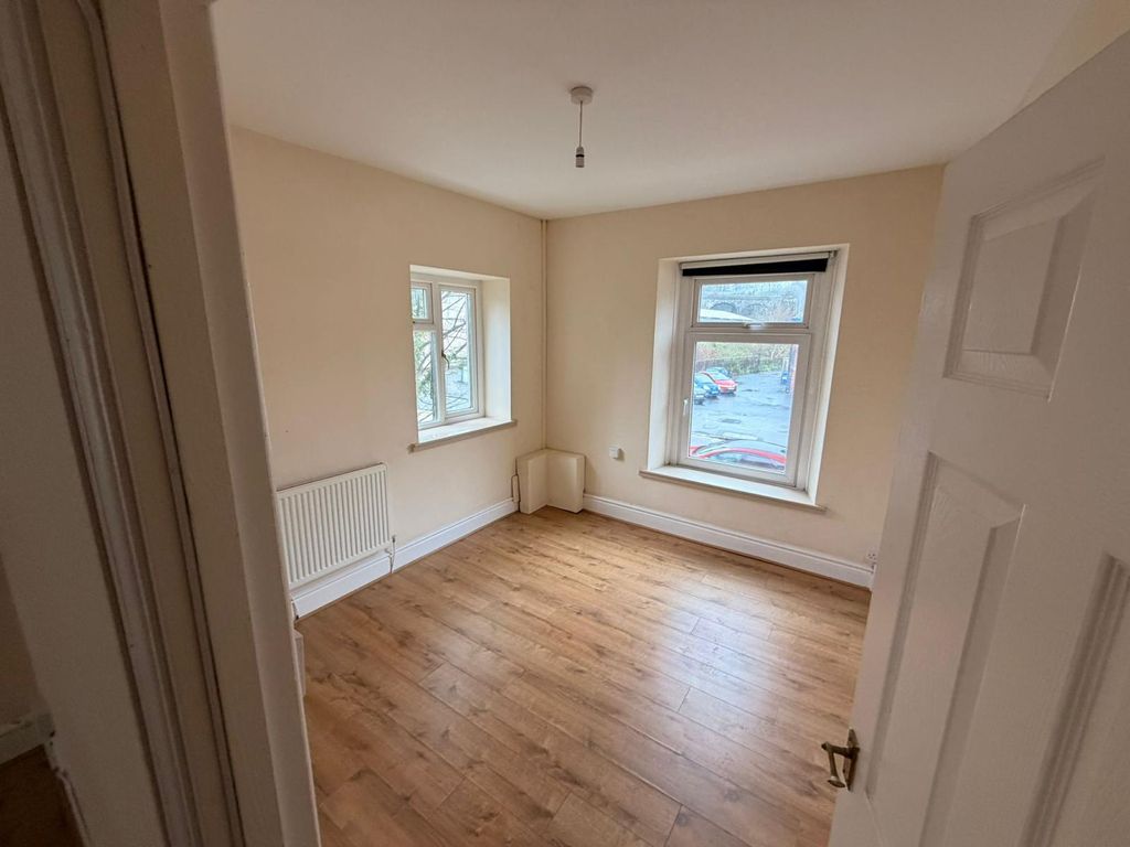 2 bed flat to rentSkewen SA10 photo 4