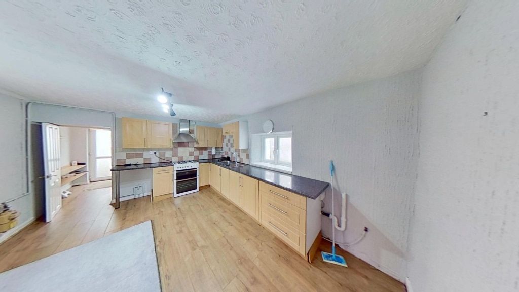 2 bed flat to rentHowell Street, Cilfynydd CF37