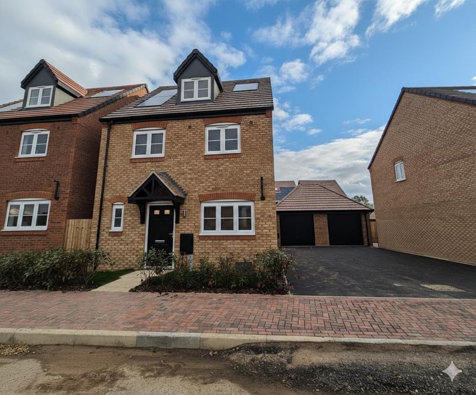 4 bed semi-detached house to rentWeller Close, Collingtree Park, Northampton NN4