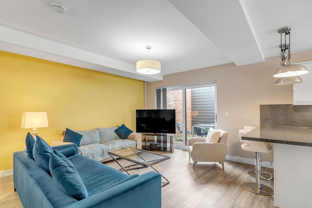 2 bed flat to rentDereham Road, Norwich NR2 photo 5