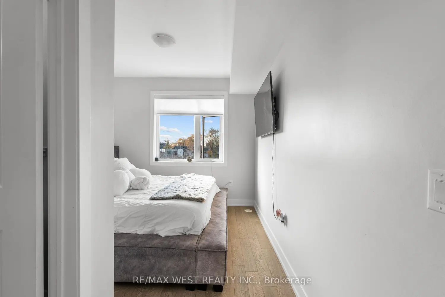 Additional image 11 of 1062 Douglas Mccurdy Common