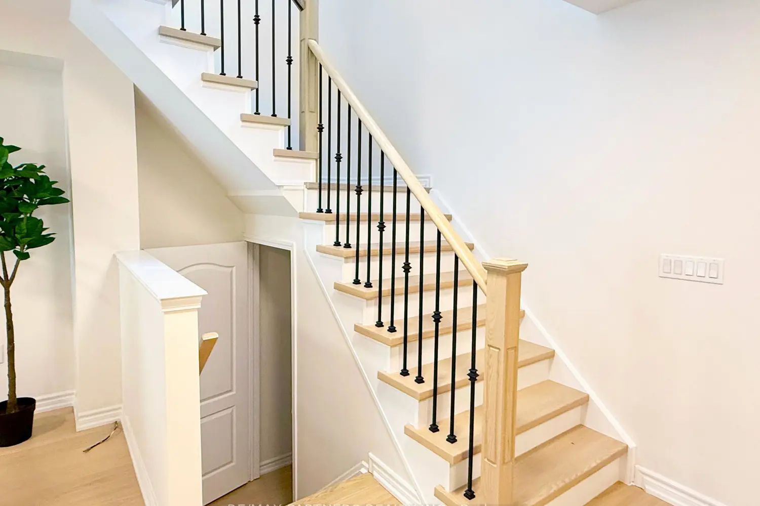 Additional image 9 of 516 Bur Oak Avenue