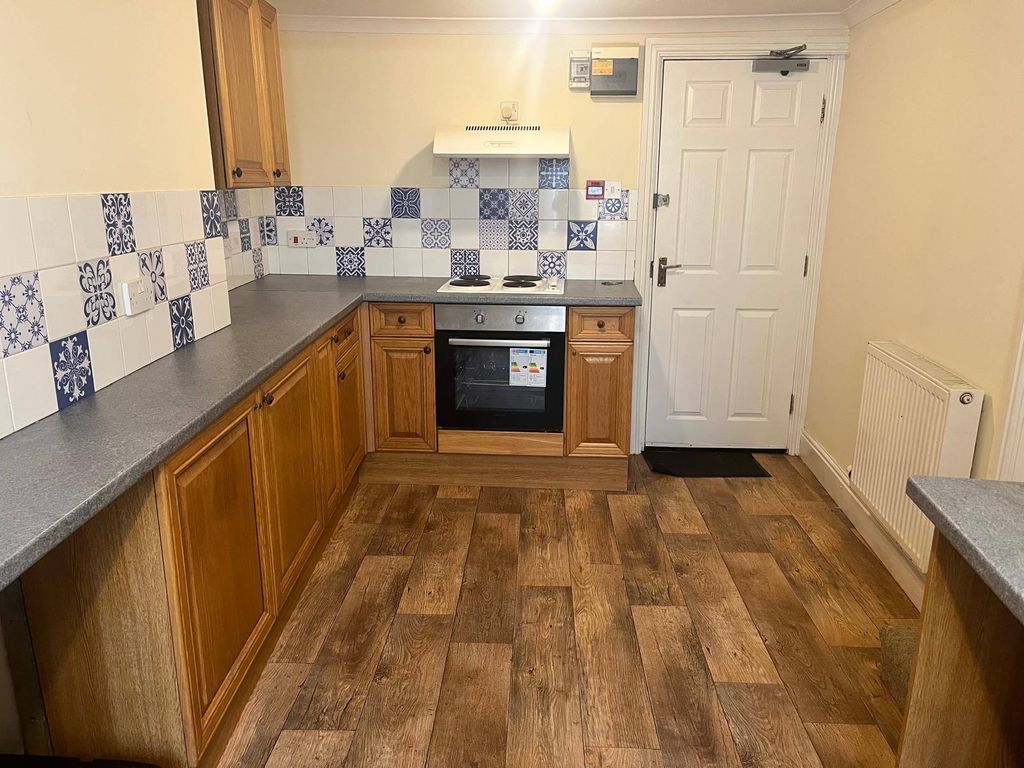 2 bed flat to rentHaverfordwest SA61 photo 5