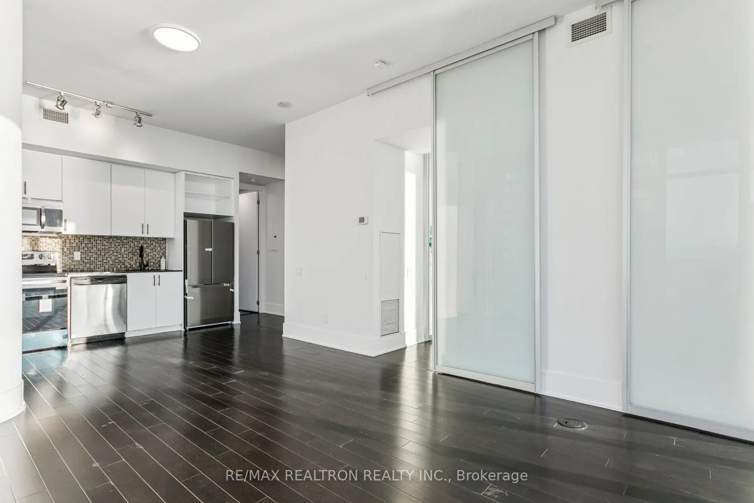 Additional image 5 of 103 The Queensway 2805
