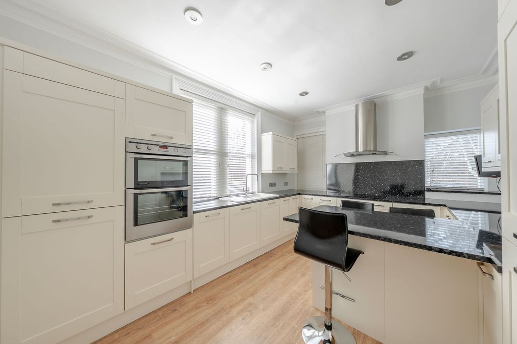 4 bed flat to rentRipon Road, Harrogate HG1 photo 3